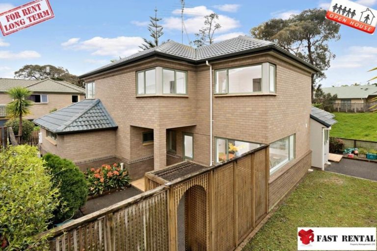 Photo of property in 1/12 Wernham Place, Northcote, Auckland, 0626