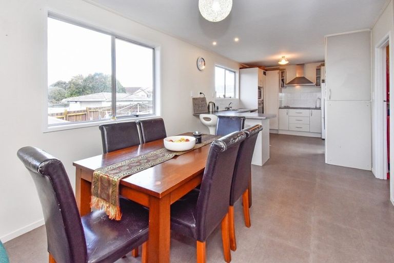 Photo of property in 23 Becker Drive, Weymouth, Auckland, 2103