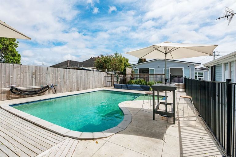 Photo of property in 25 Tiroroa Avenue, Te Atatu South, Auckland, 0610