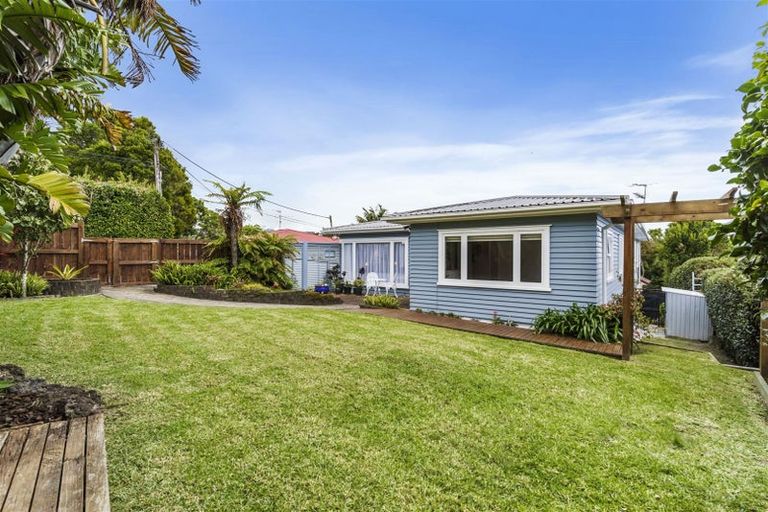Photo of property in 1/345a Wairau Road, Totara Vale, Auckland, 0629