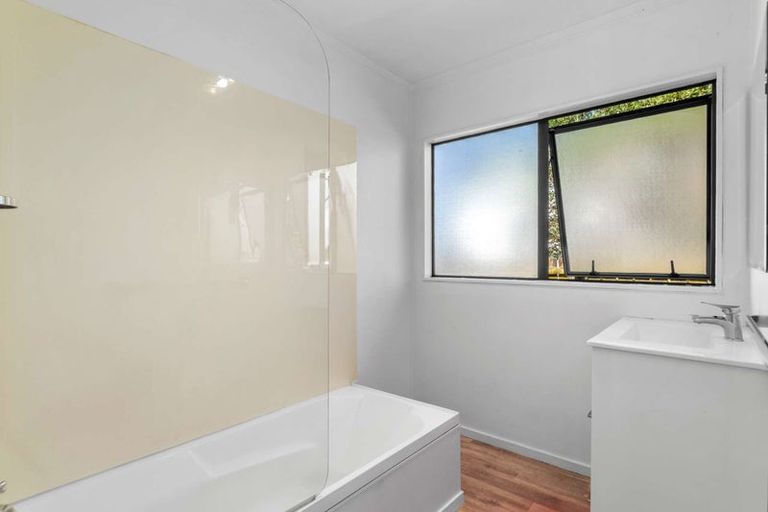 Photo of property in 28 Barneys Farm Road, Clendon Park, Auckland, 2103