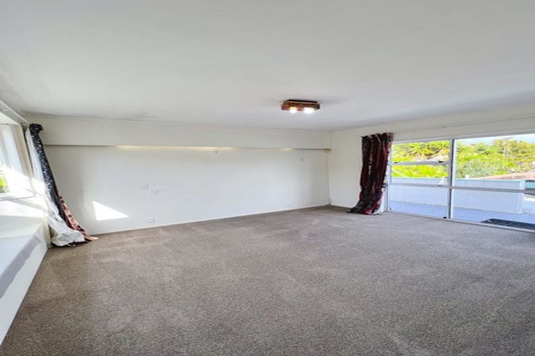 Photo of property in 1/520 Beach Road, Murrays Bay, Auckland, 0630