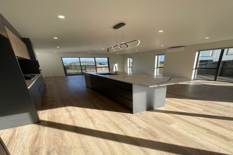 Photo of property in 4 Celestial Crescent, Orewa, 0931