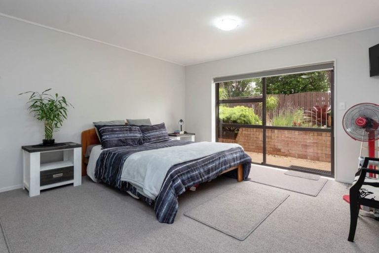 Photo of property in 33 Booralee Avenue, Botany Downs, Auckland, 2010