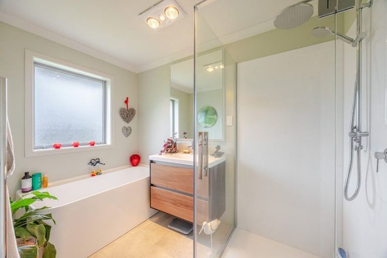 Photo of property in 11 Pohutukawa Drive, Eskdale, Napier, 4182