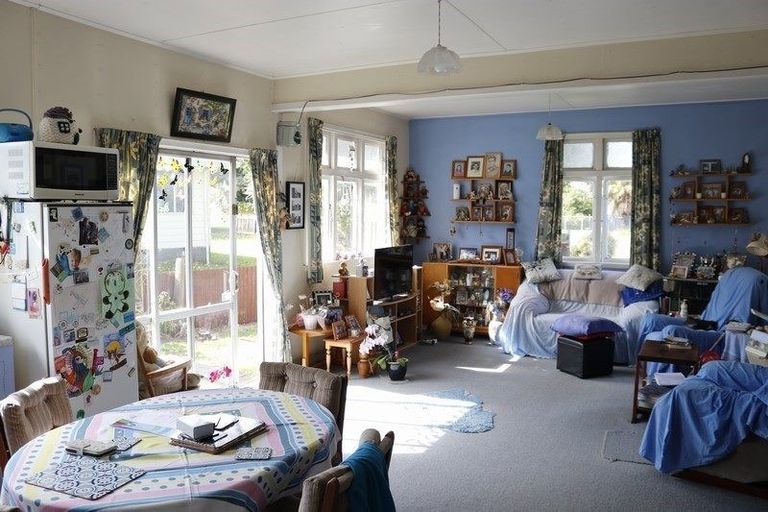 Photo of property in 42 Brassey Street, Waverley, 4510