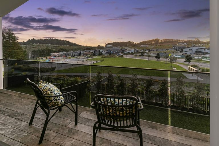 Photo of property in 2 Paparahi Place, Wainui, Silverdale, 0992