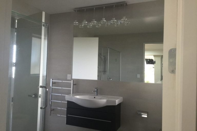 Photo of property in 1a Sunset Road, Totara Vale, Auckland, 0632