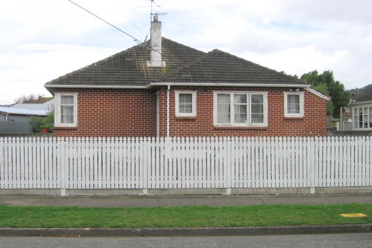 Photo of property in 4 Compton Crescent, Taita, Lower Hutt, 5011