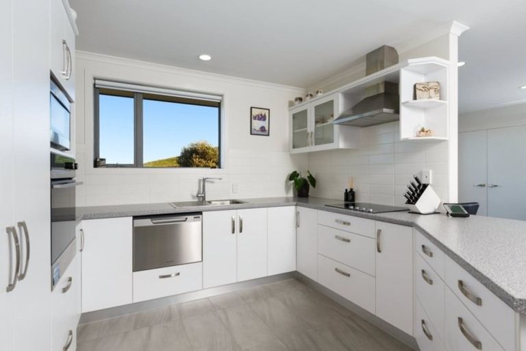 Photo of property in Waterview Estate, 9/4 Greystone Place, Omokoroa, 3114
