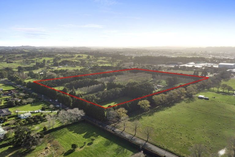 Photo of property in 876 Waitakere Road, Kumeu, 0891