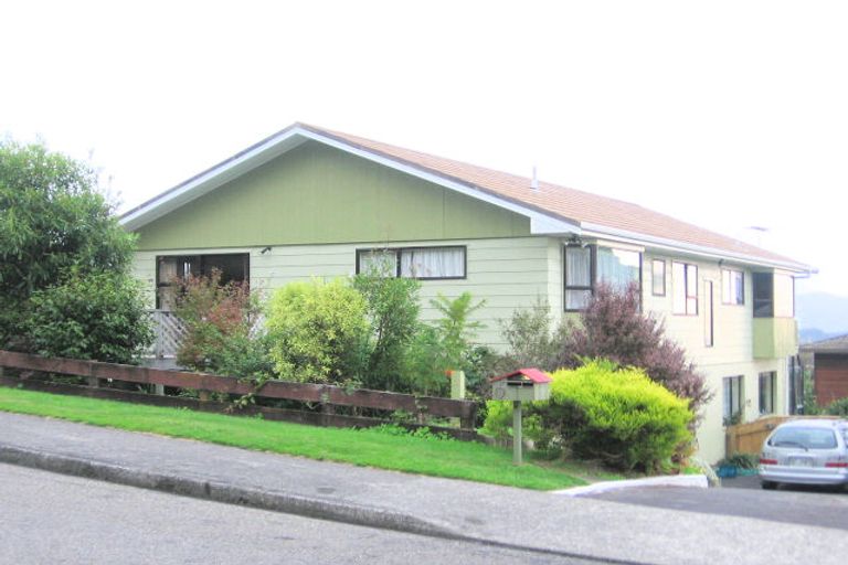 Photo of property in 6 Amokura Street, Waikanae, 5036