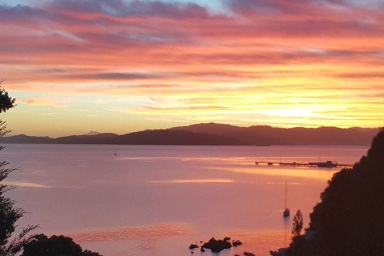 Photo of property in 21 Dillon Street, Lowry Bay, Lower Hutt, 5013