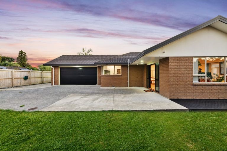 Photo of property in 8 Woodbank Drive, Glen Eden, Auckland, 0602