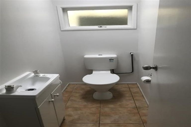 Photo of property in 120 View Road, Sunnyvale, Auckland, 0612