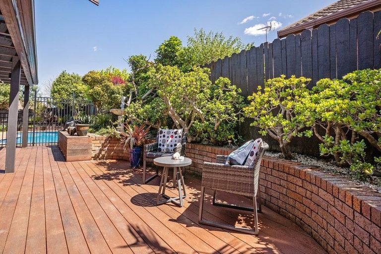 Photo of property in 10 St Simon Place, Botany Downs, Auckland, 2010