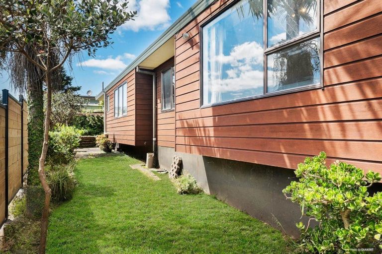 Photo of property in 2/878 East Coast Road, Northcross, Auckland, 0630