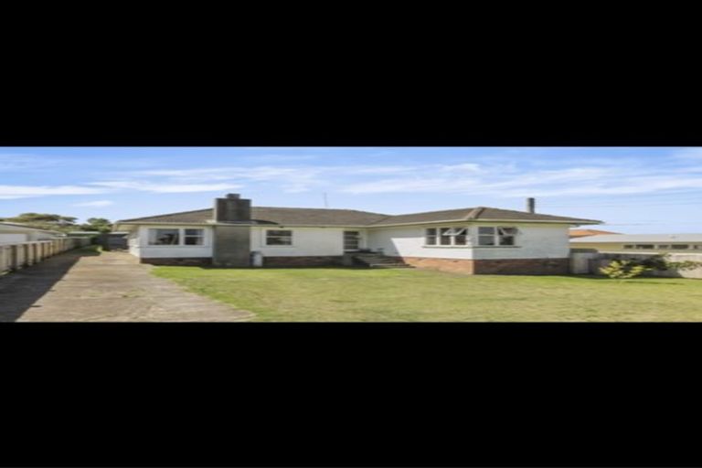 Photo of property in 15 Putini Road, Mangere Bridge, Auckland, 2022