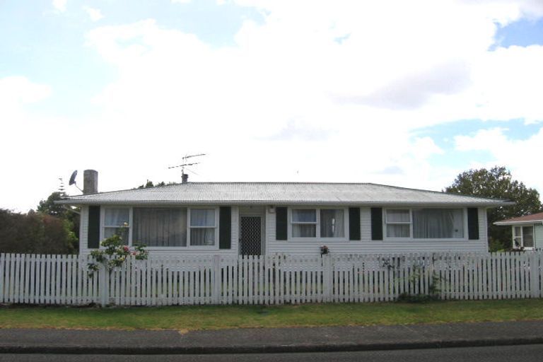 Photo of property in 3 Crocombe Crescent, Beach Haven, Auckland, 0626