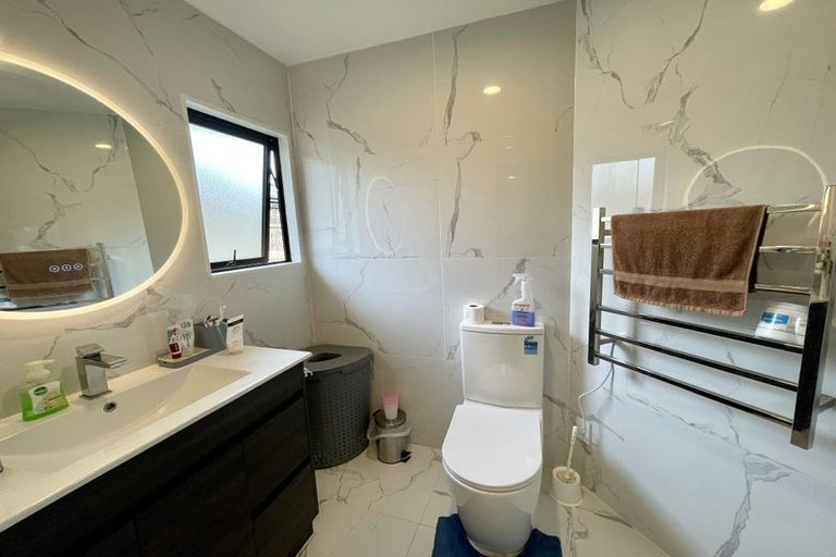 Photo of property in 5 Avonleigh Road, Green Bay, Auckland, 0604