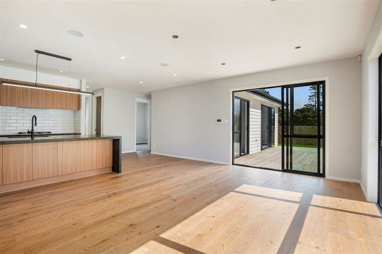 Photo of property in 8 Cutfield Lane, Kumeu, 0810