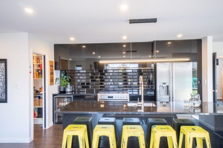 Photo of property in 103 Johnstone Drive, Fitzherbert, Palmerston North, 4410