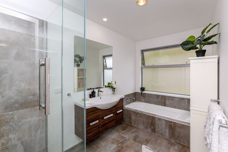 Photo of property in 17a Heta Road, Highlands Park, New Plymouth, 4312