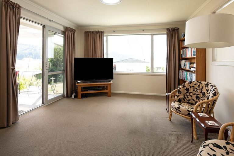 Photo of property in 23 Broadway, Picton, 7220