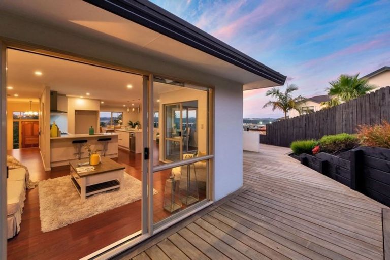 Photo of property in 32 Canary Place, Unsworth Heights, Auckland, 0632