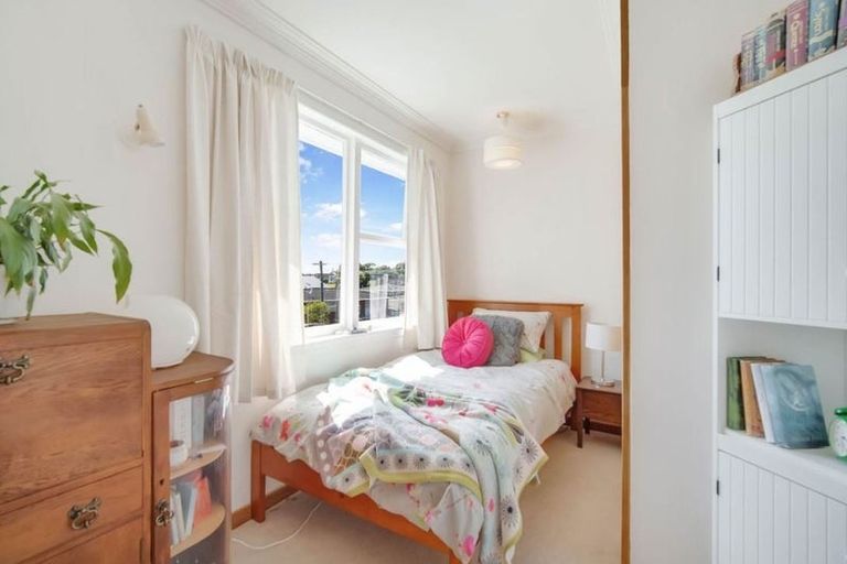 Photo of property in 5 Price Street, Westown, New Plymouth, 4310