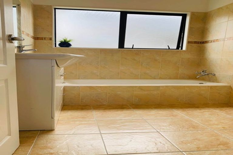 Photo of property in 2/890 East Coast Road, Northcross, Auckland, 0630