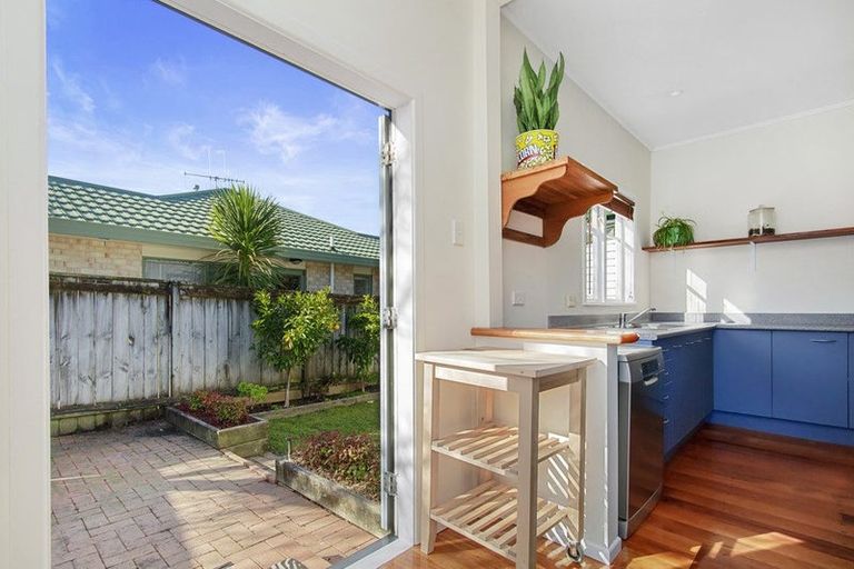 Photo of property in 1d Kereru Bend, Tawa, Wellington, 5028