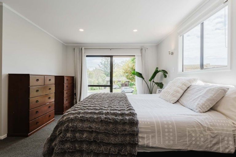 Photo of property in 7 John Dee Crescent, Red Beach, 0932