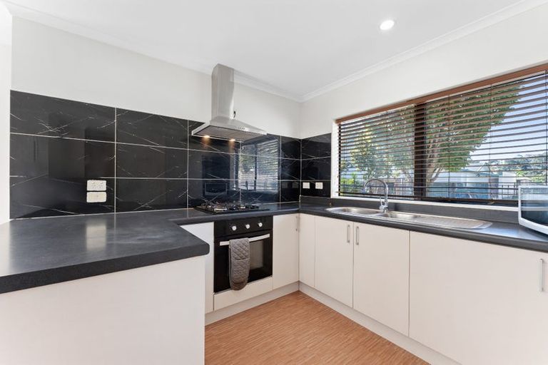 Photo of property in 19 Titch Place, Glen Eden, Auckland, 0602