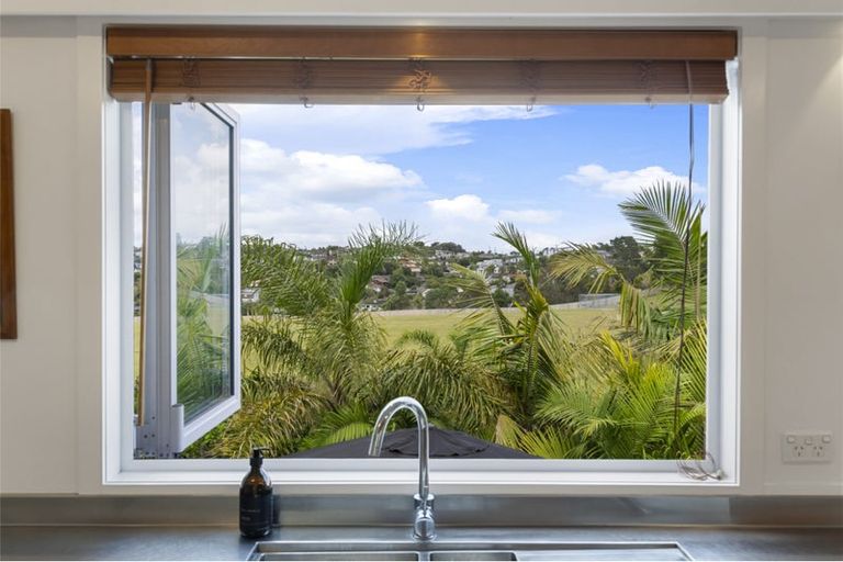 Photo of property in 32 Sartors Avenue, Northcross, Auckland, 0630