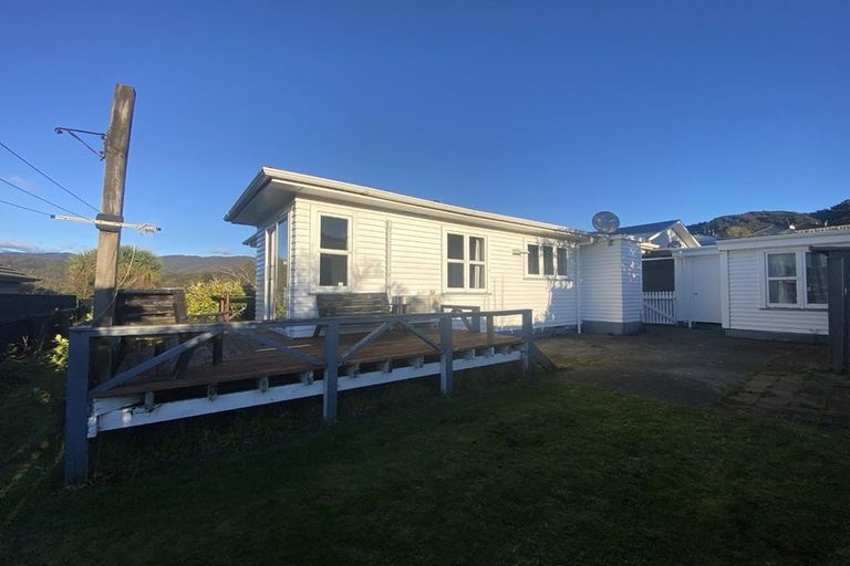 Photo of property in 4 Lees Grove, Wainuiomata, Lower Hutt, 5014
