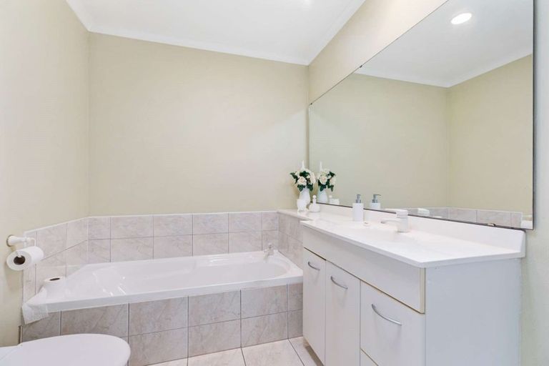 Photo of property in 25 Fernbrook Close, Burswood, Auckland, 2013