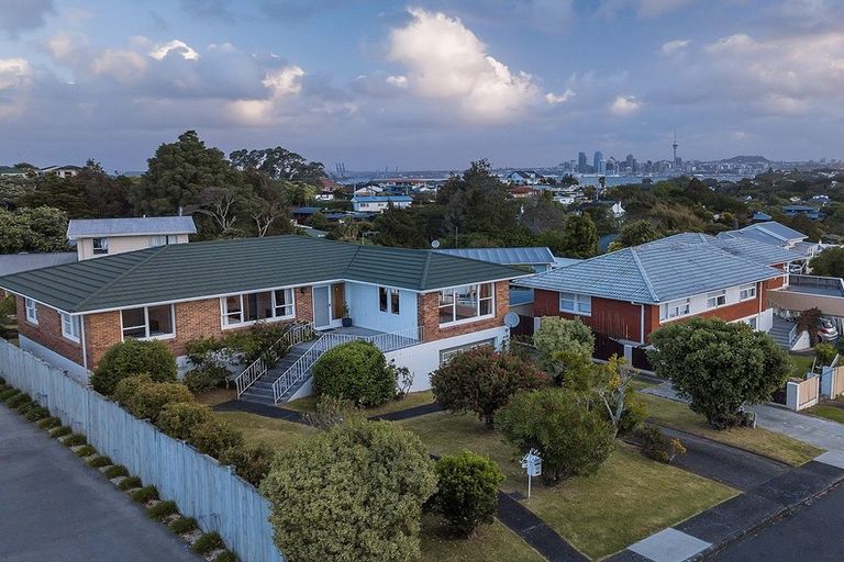 Photo of property in 14 Dudding Avenue, Northcote, Auckland, 0627