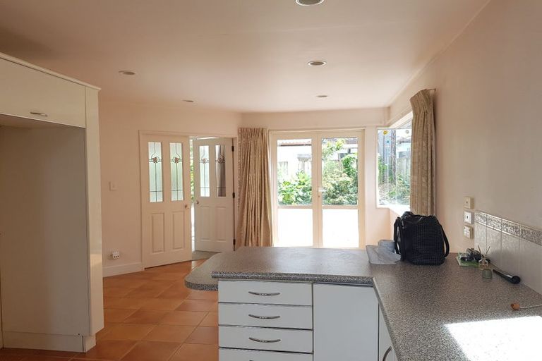 Photo of property in 2/5 Kenmure Avenue, Forrest Hill, Auckland, 0620