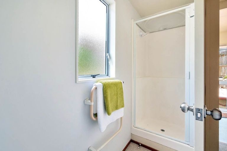 Photo of property in 1/23 Cairnbrae Court, Northcross, Auckland, 0632