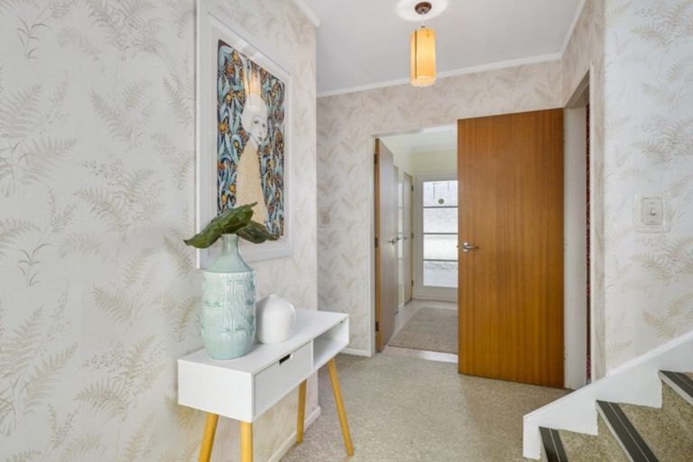 Photo of property in 102 Taylor Terrace, Tawa, Wellington, 5028