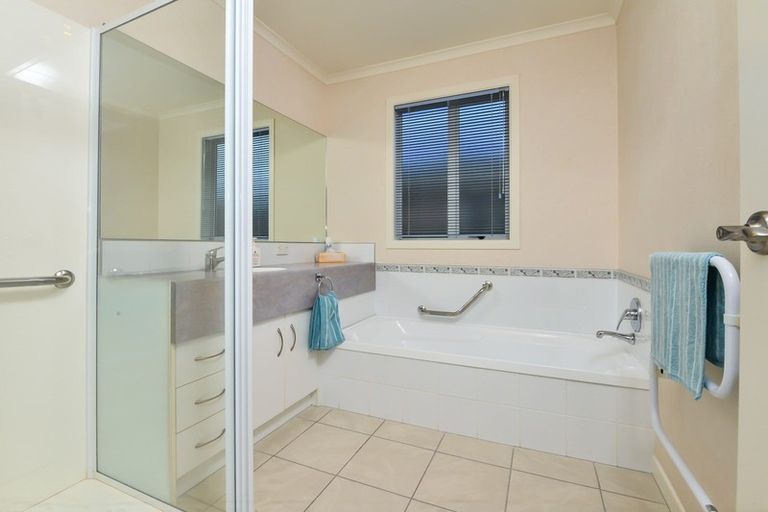 Photo of property in 14 Sovereign Isle Lane, Rototuna, Hamilton, 3210