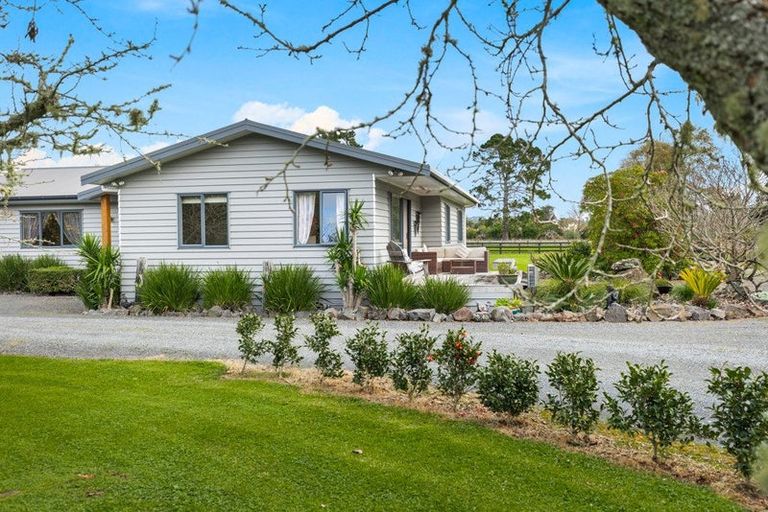 Photo of property in 124 Boord Crescent, Kumeu, 0891