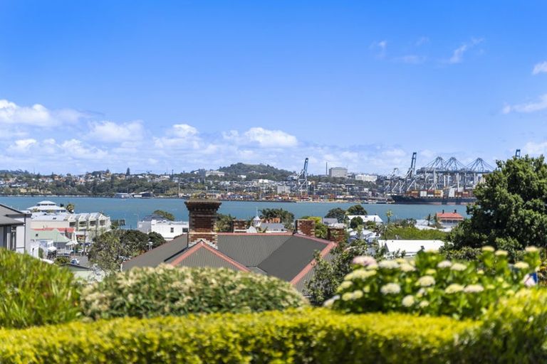 Photo of property in 10/66 Victoria Road, Devonport, Auckland, 0624