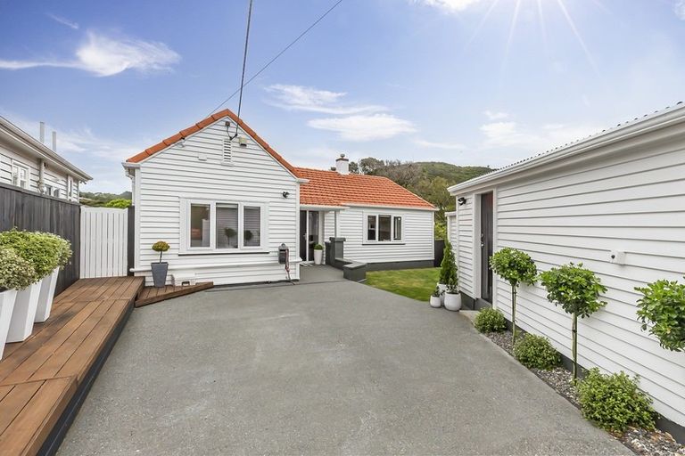Photo of property in 22 Donald Crescent, Karori, Wellington, 6012