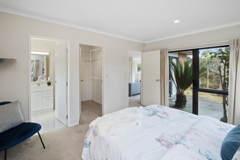 Photo of property in 16 Ranch Place, Pukekohe, 2120