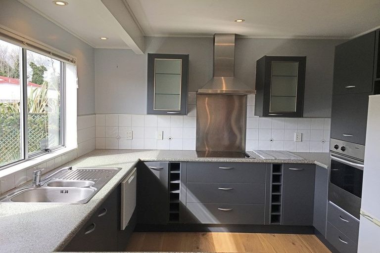 Photo of property in 2/44 Aviemore Drive, Highland Park, Auckland, 2010