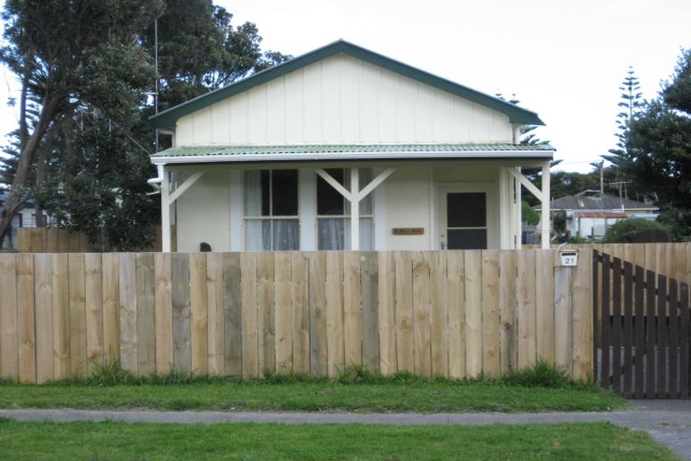 Photo of property in 21 Karaka Street, Castlecliff, Whanganui, 4501