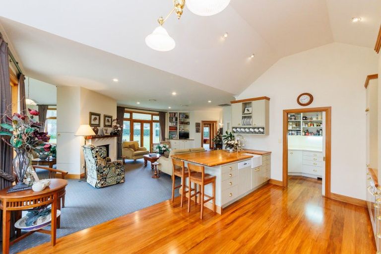 Photo of property in 5 Waicola Drive, Fitzherbert, Palmerston North, 4471