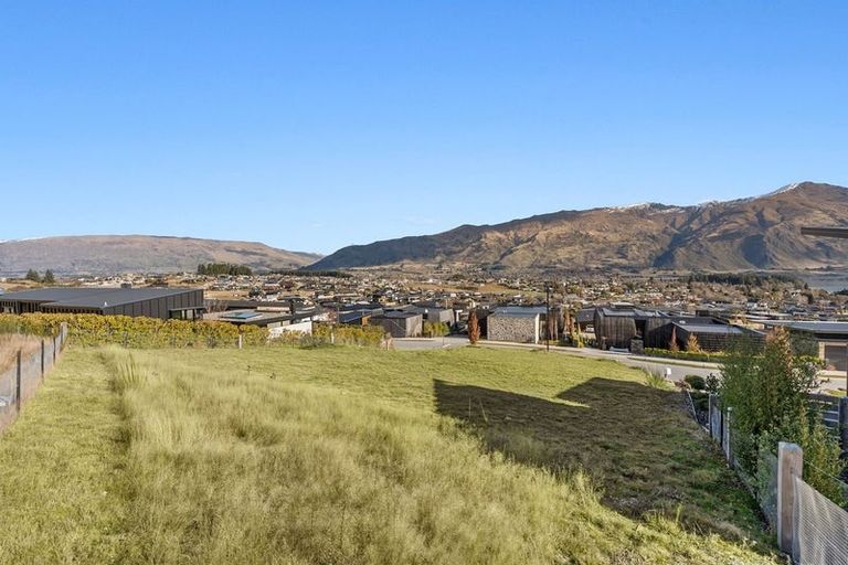 Photo of property in 16 Akitu Rise, Wanaka, 9305